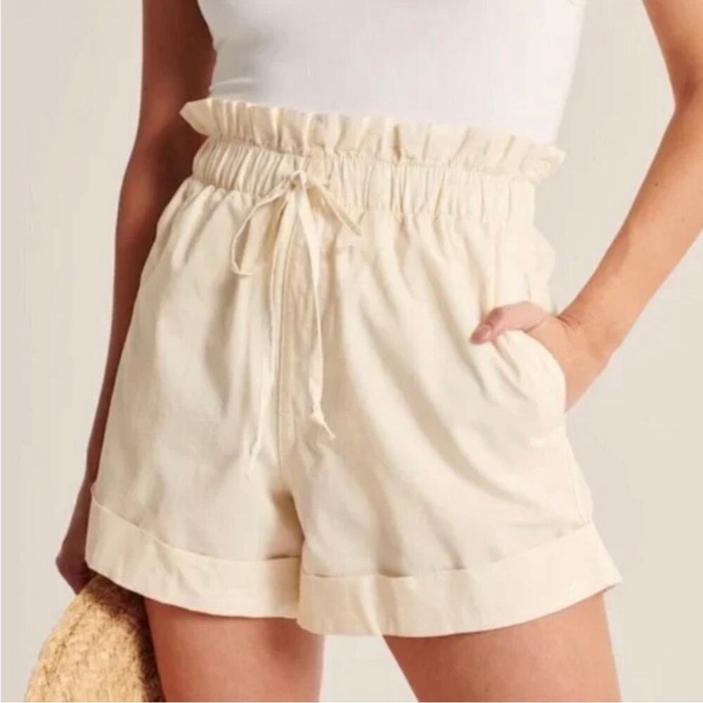 Abercrombie & Fitch Cream Twill Paper Bag Cuffed Pull on Shorts M
